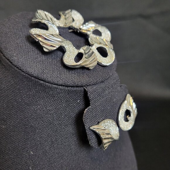 Vintage Sarah Coventry Jewelry 1971 Ribbon Brooch & Earrings Set Silver Tone - Picture 3 of 8